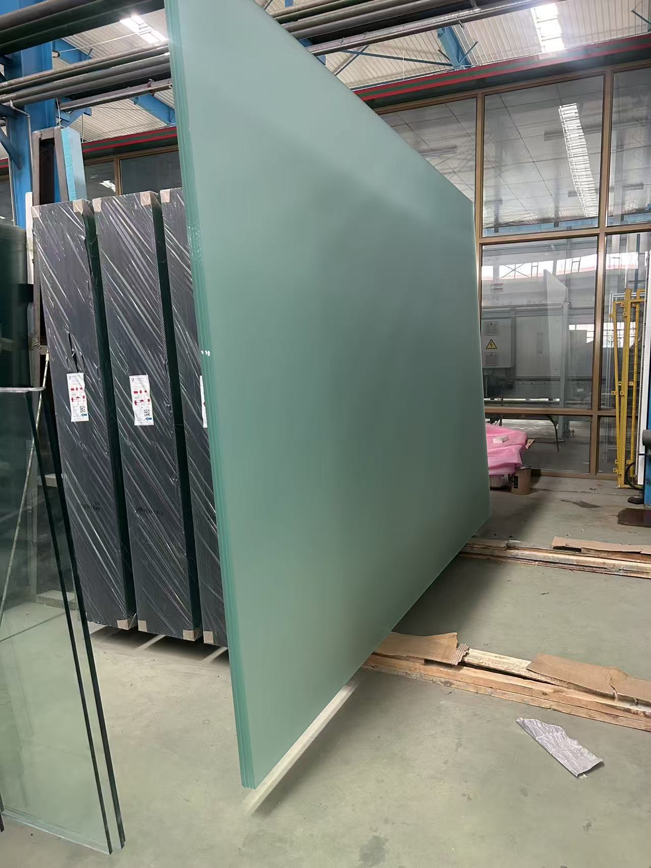 许昌市彩轴玻璃建筑幕墙玻璃生产基地 - 价格